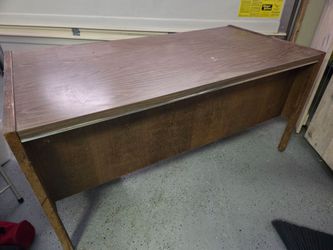 DESK WITH LOCKING KEY, Free