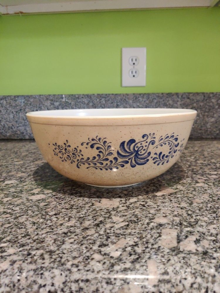 PYREX Bowls And Pie Pan FREE