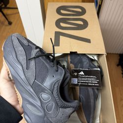 Adidas Yeezy Boost 700 Utility Black sz10.5
