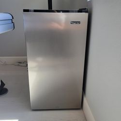 MAGIC CHEF MINI FRIDGE