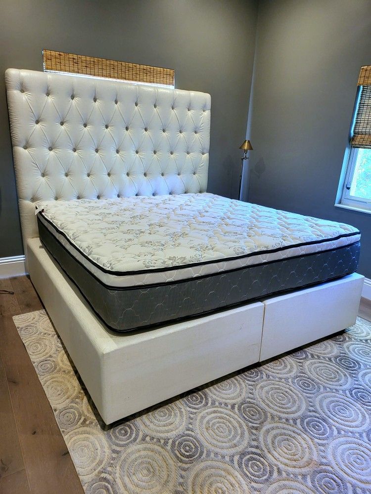NEW KING PILLOW TOP MATTRESS and BOX SPRING. Bed frame not included 👍