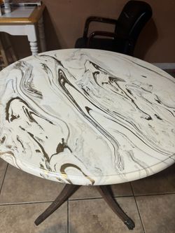 Mesa Chica. En Buenas Condiciones. Precio Fijo Table Good Condition Price Firm