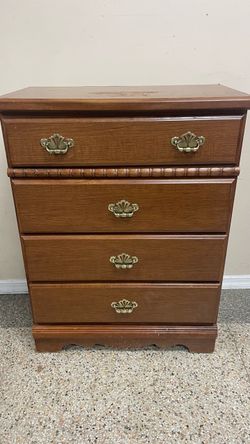 Wood Chest Dresser 4 Drawers 41” H x 30”W Cómoda infantil de cuatro cajones