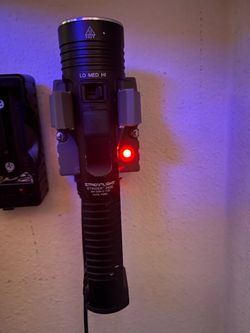Streamlight Stinger 2020 Flashlight and charging dock