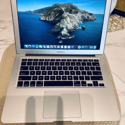 Apple Laptop in excellent used condition