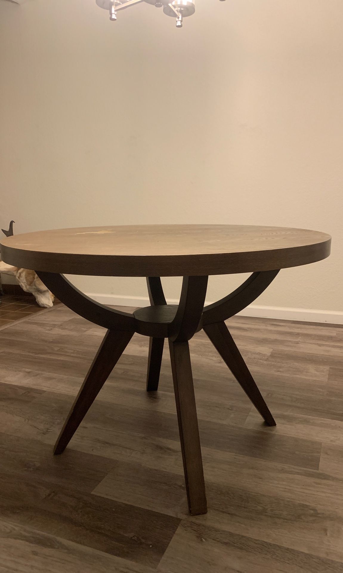 Round dining table