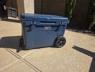 YETI Haul Wheeled Cooler – Navy