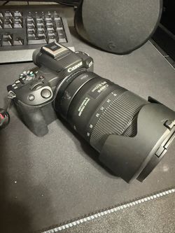 Canon EOS R50  the camera lens Canon 18-135mm