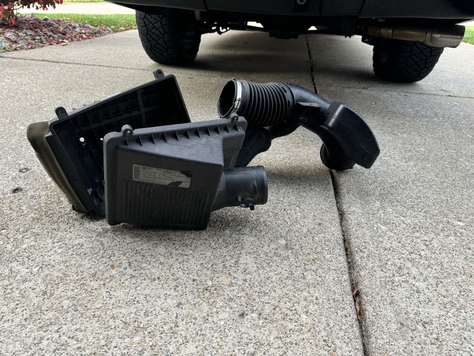 OEM General Motors Air Intake Box And Tube Complete Assembly