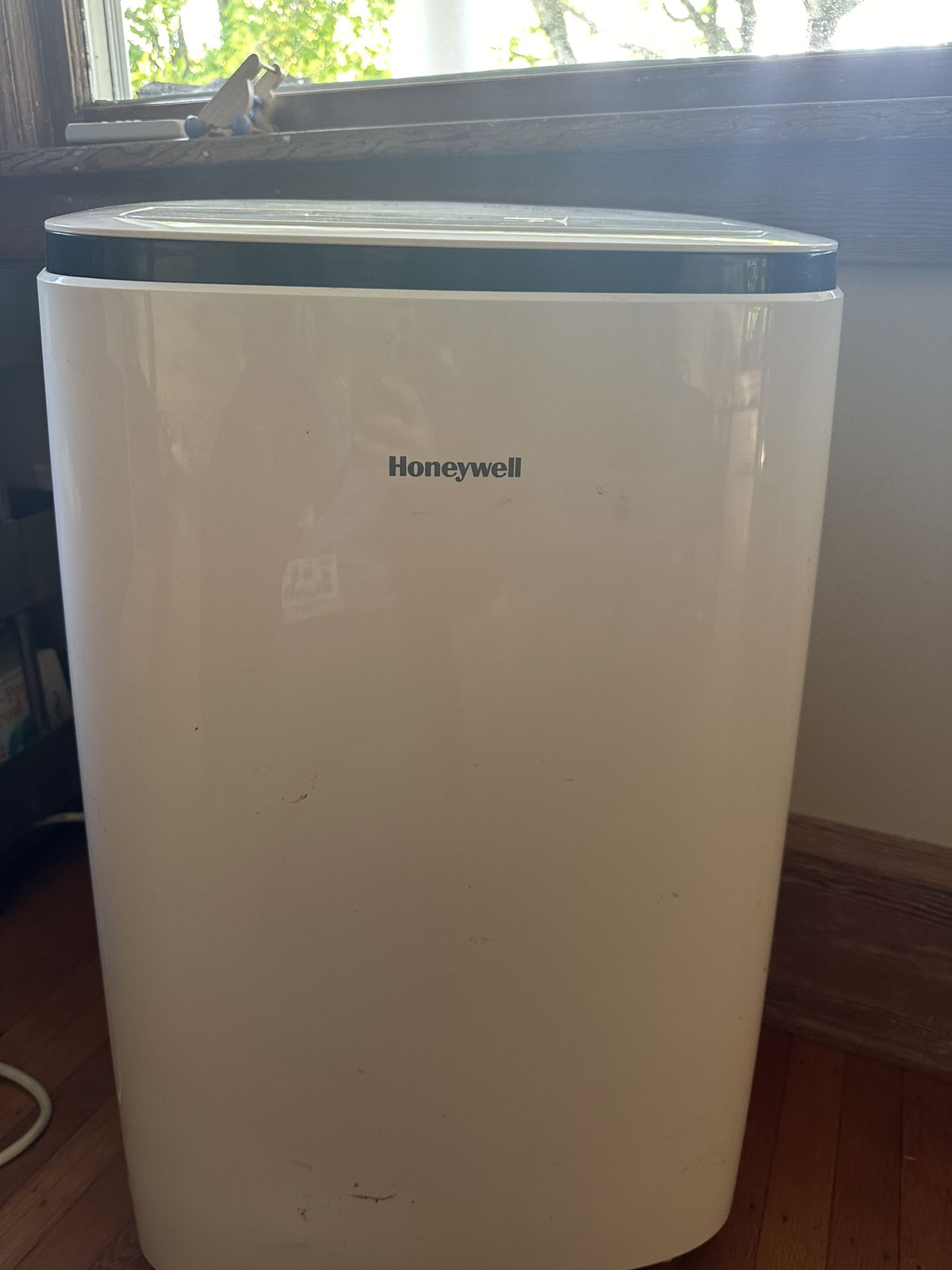 Honeywell AC Unit 12,000 BTU—with multi-speed fan, and dehumidifier