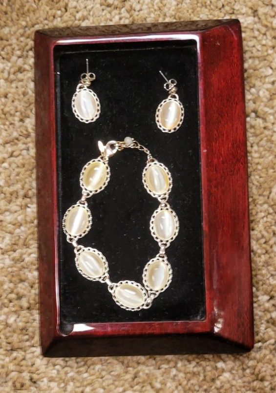 SILVER TONE WHITE CAT'S EYE SET