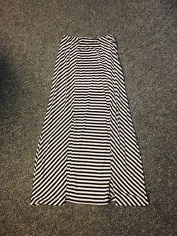 Size 1x maxi skirt with two long slits in the front. Worn only once