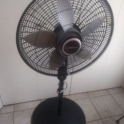 Large Powerful Lasko Oscillating Fan With Remote Control! Excellent Condition Located In Reedley! Hablo Espanol 