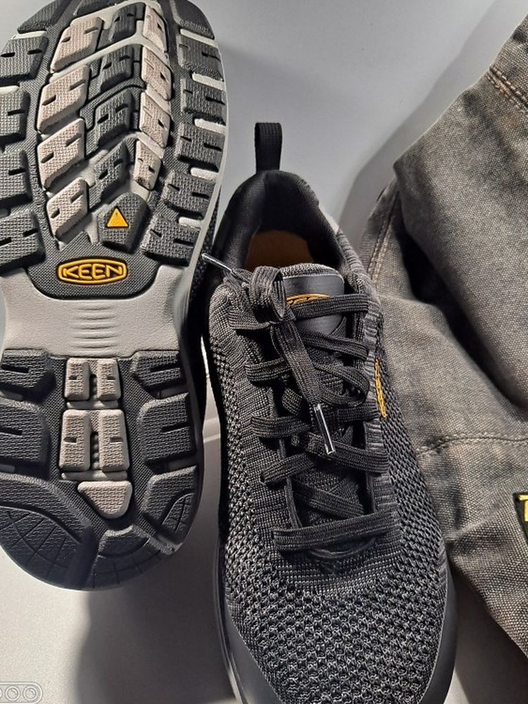Women's 9.5 Steeltoe By KEEN