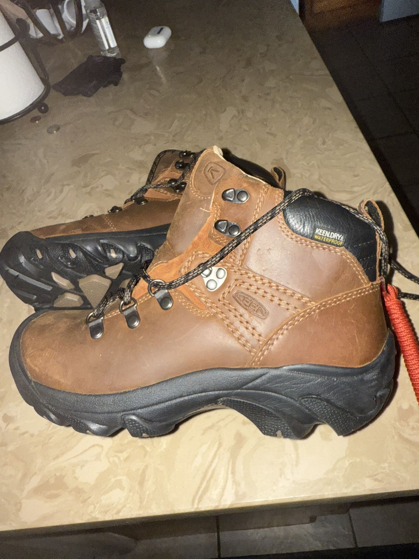 New Women’s Keen Hiking Boots