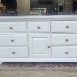 BEAUTIFUL WHITE DRESSER ALL SOLID WOOD.GREAT SHAPE 64X19X33 GOLD KNOBS/ OPTIONAL 1  NITE