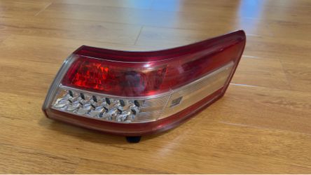 2010-2011 Toyota Camry Passenger Side Outer Tail Light / Taillight Assembly - Excellent Condition - US Auto