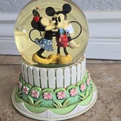 Disney Mickey And Minnie Kiss Snowglobe
