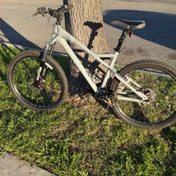 Giant  Rainier Mountain Bike