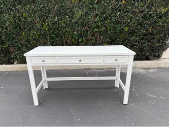 Desk- with 3 drawers and usb power
