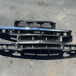 98-1999 Chevy S10 Main Grill 