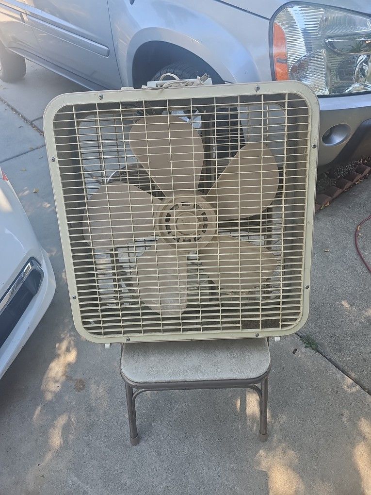 3 SPEED FAN. WORKS VERY STRONG.