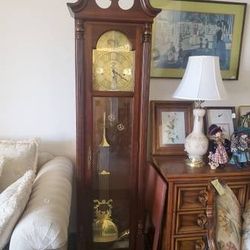 Dark Wood) Beautiful Sligh Brand Grandfather Clock

*In Prestine Condition