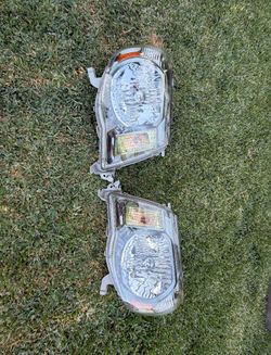 2005-2011 Toyota Tacoma OEM Headlights