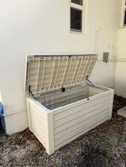 Keter 165 gallon deck box white