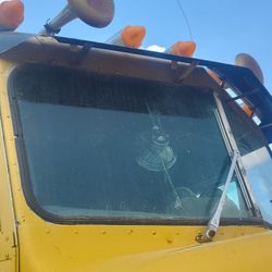 Windshield And Rear Window For Trucks Or Semis