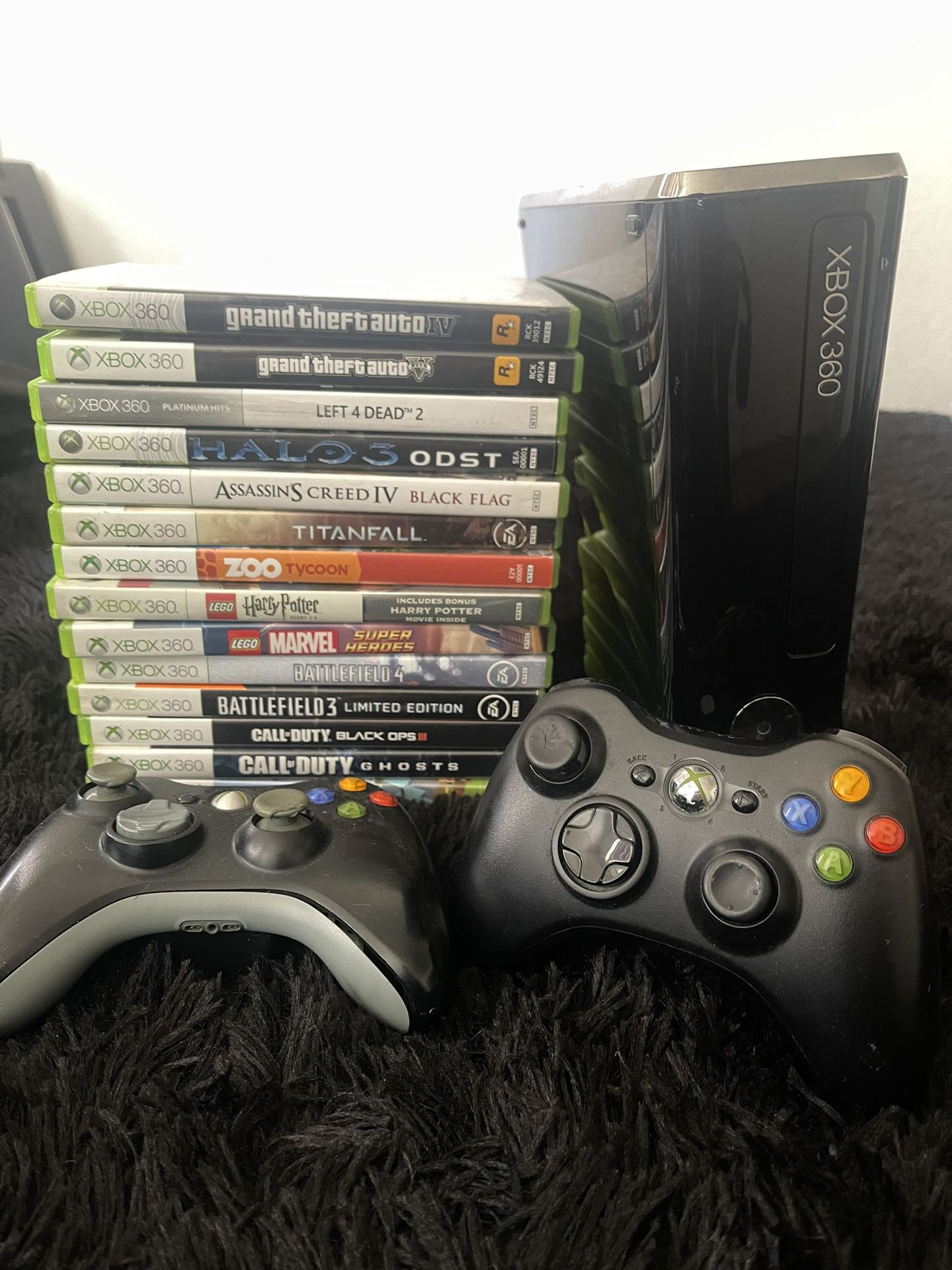 Xbox 360 Slim + 15 Games & 2 Controllers