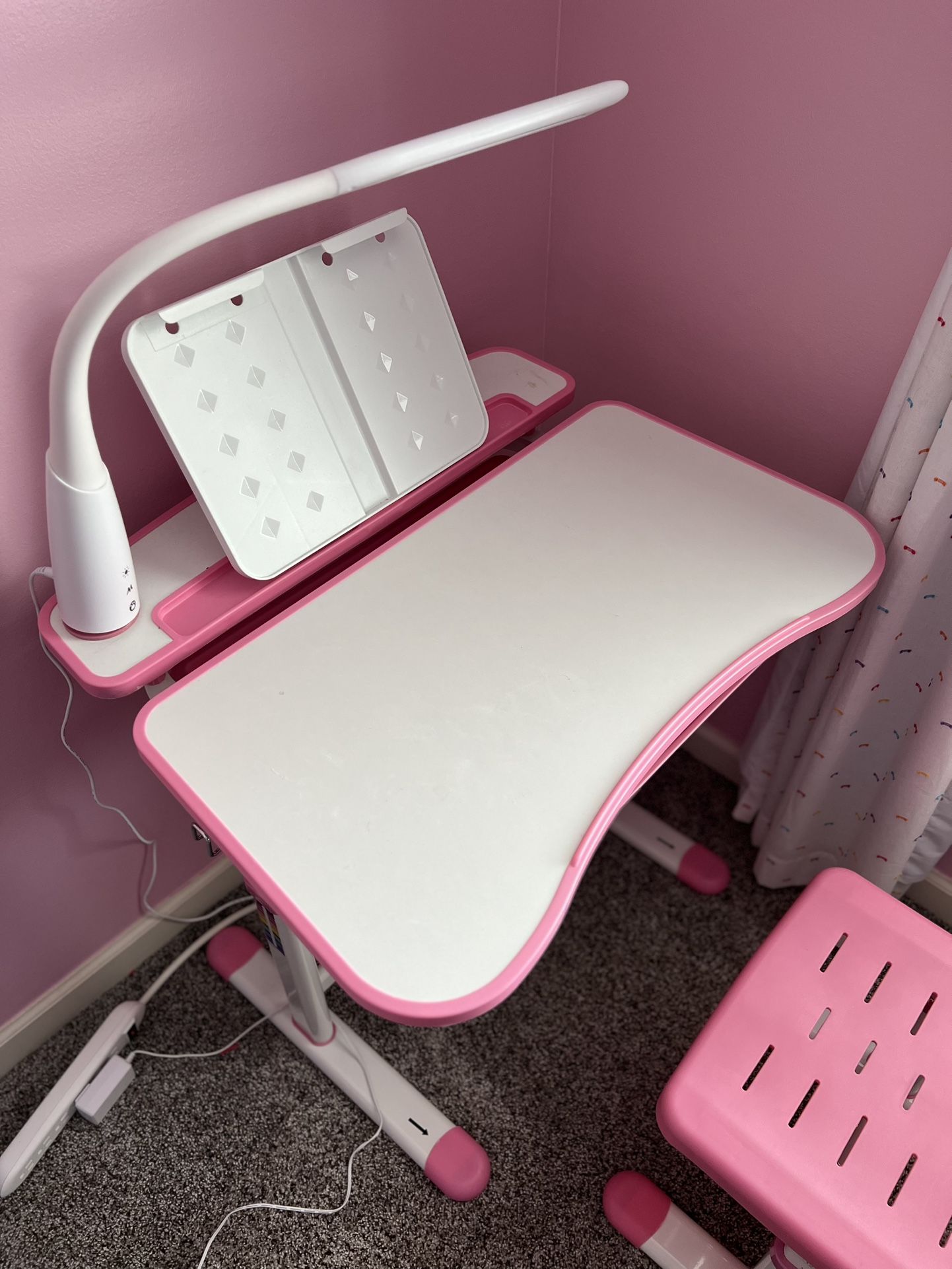 Girls Adjustable Desk w/chair