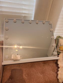 Hollywood Vanity Mirror with LED Bulbs
