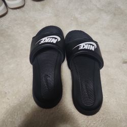 Very Skinny Nike Slides Size 7 Boys US