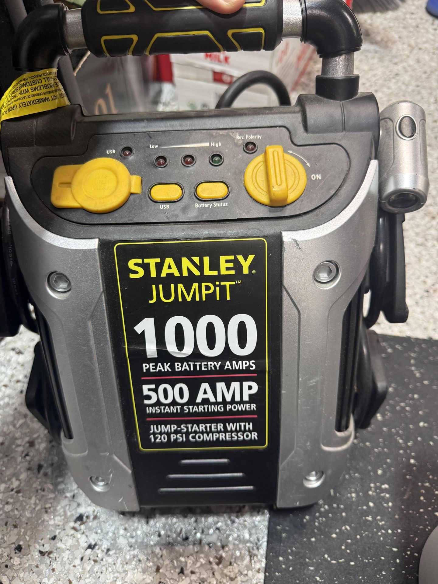 Stanley Jump Starter 500 Amps, 1,000 Peak 120 psi