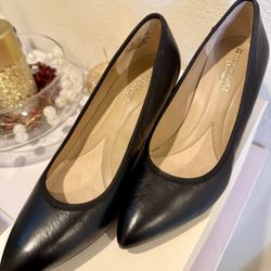 Women’s black leather shoe