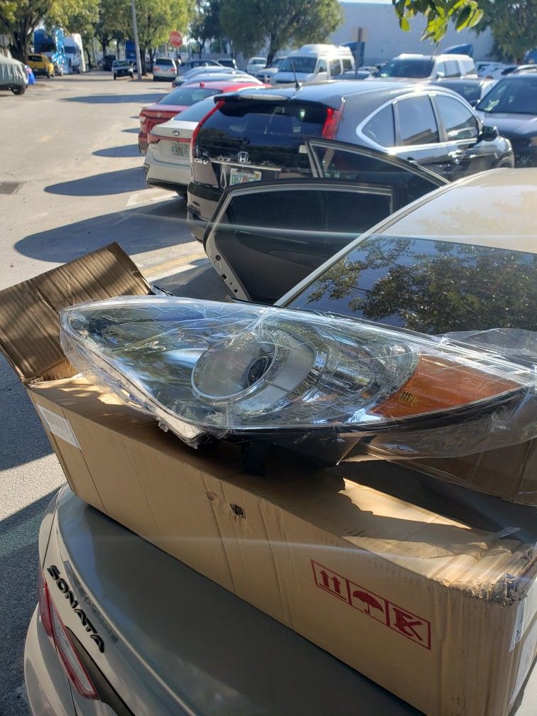 Hyundai Sonata 2011,12,13 Driver Side Headlight