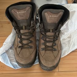 Women’a Lowa Hiking Boots