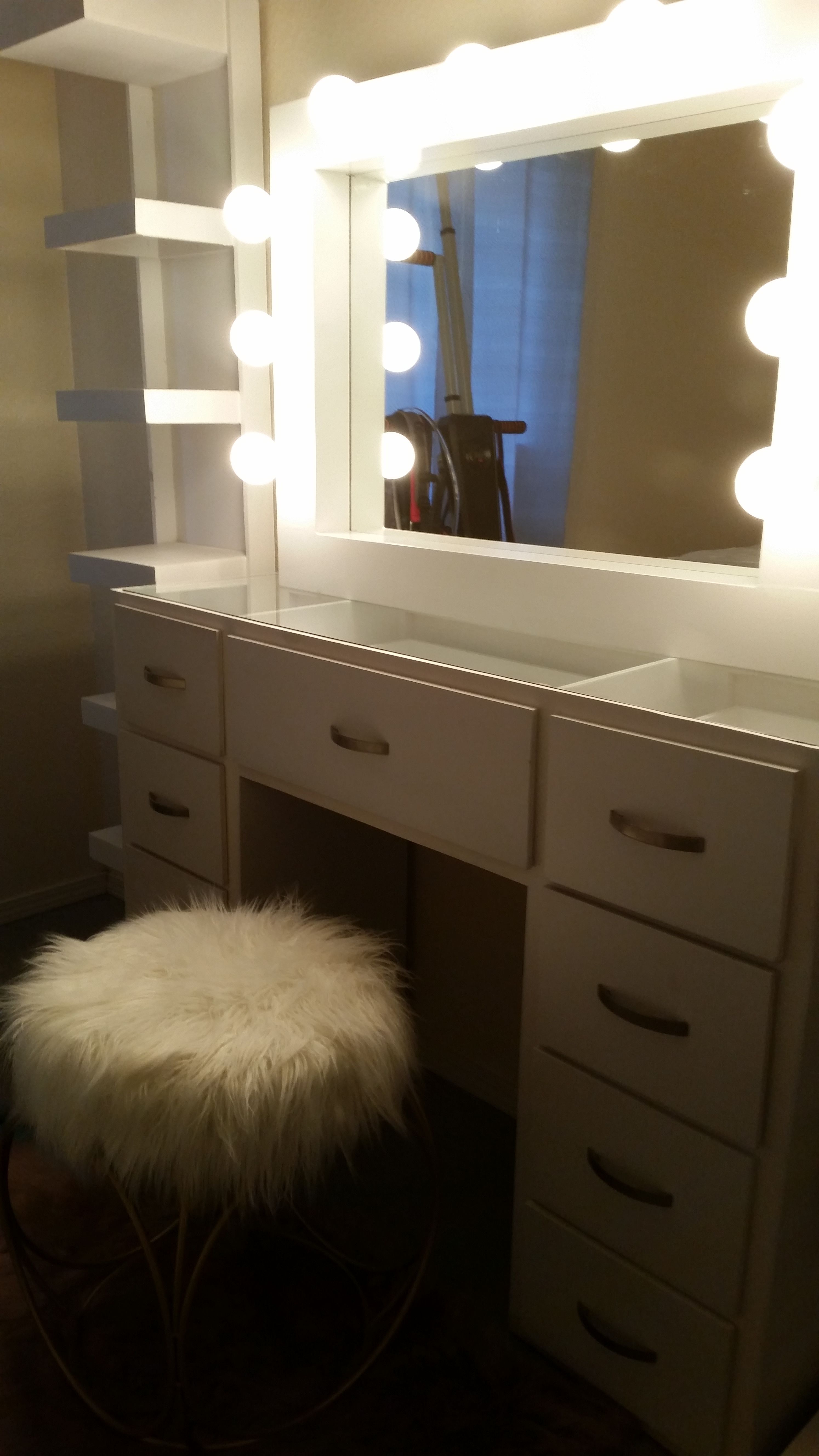 Vanity nuevo con repisas a los lados. Area "NORTHEST"