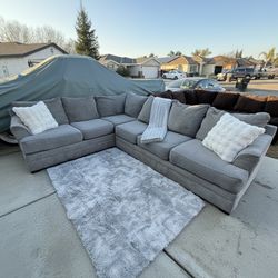 FREE DELIVERY‼️Beautiful Gray Sectional Couch