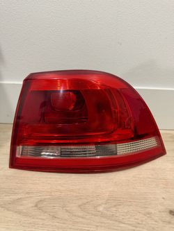 11-14 Volkswagen VW Touareg Rear Right Side Outer Tail Light Lamp 7P(contact info removed)E Oem