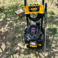 DEWALT
3300 PSI 2.4 GPM Cold Water Gas Pressure Washer w/ HONDA Engine