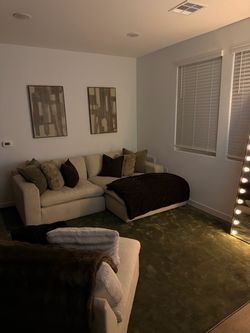 CREAM L SHAPED SECTIONAL COUCH