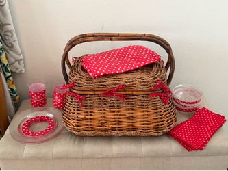 EXCELLENT  CONDITION Vintage Large Wicker Picnic Basket Set for 4 w/ Red Star