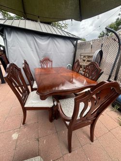 Mesa en venta con 6 sillas / table whit 6 chairs