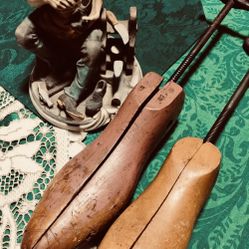 ANTIQUE 1925 ORIGINAL WOODEN MALE & FEMALE LEATHER SHOE STRETCHERS HALLMARKED WITH DATE ( WORKS GREAT TO KEEP SHAPE OF SHOES )