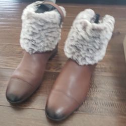 Ugg Australia Inez Women’s Leather Round Toe Ankle Bootie

size 7.5