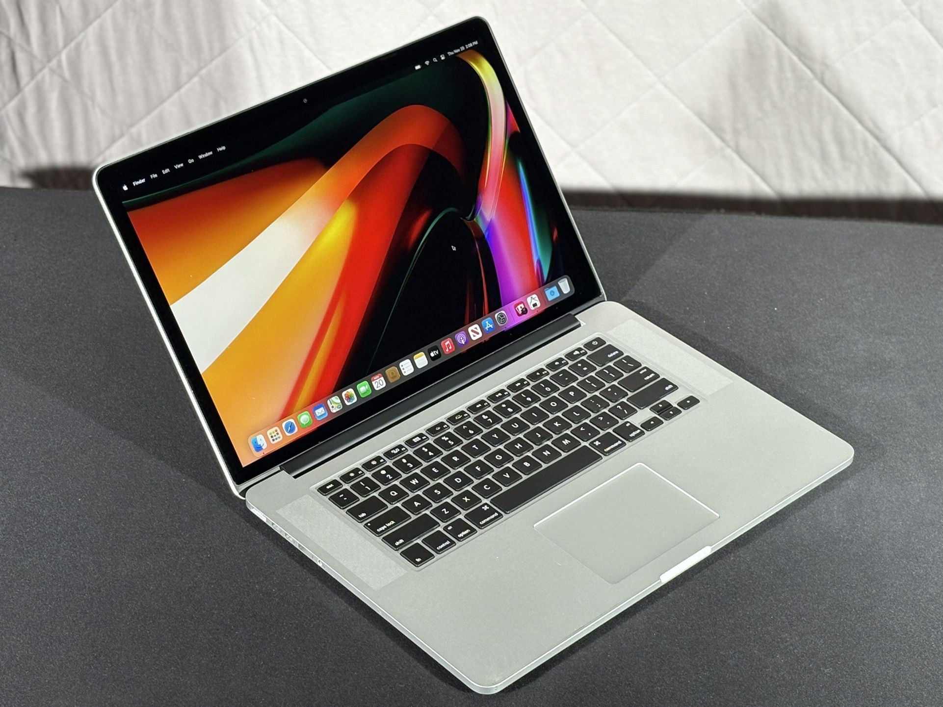 15β MacBook PRO w/ 2.5GHz QuadCore i7 / 500gb SSD