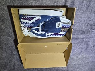 Rare Van's high top skate shoes.
Tribal Mens 9.5