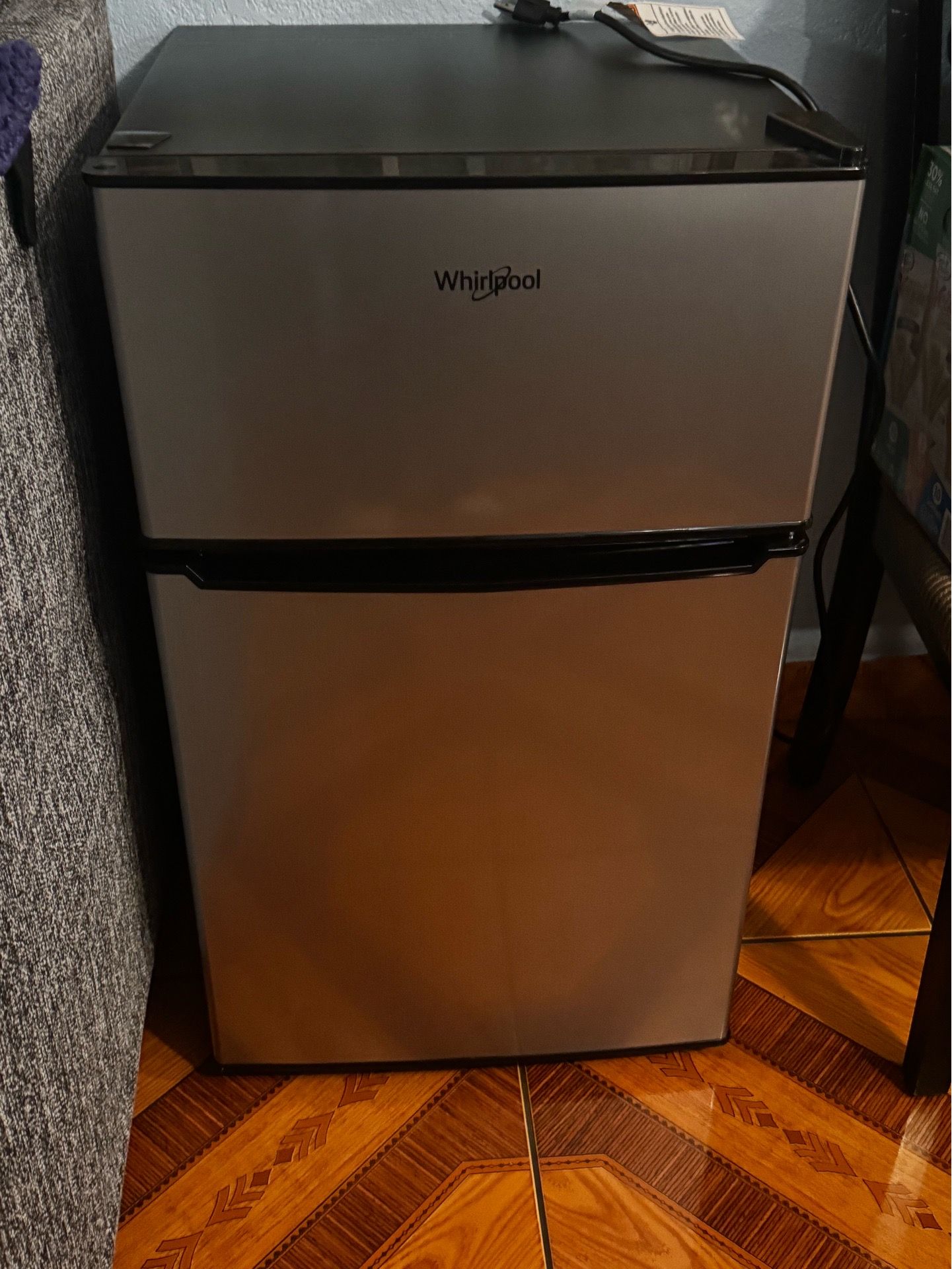 Mini fridge with freezer